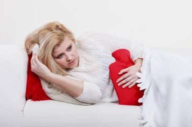 Cofa üzerinde yatan kadın duygu mide krampları