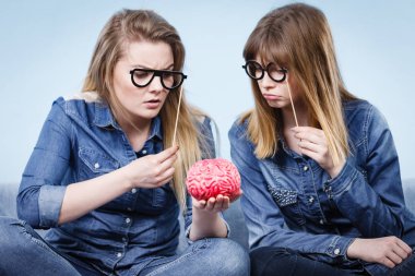 Düşünme iki çılgın kadın arkadaş