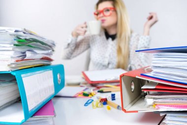 Sıcak kahve içme ofisinde mutlu kadın