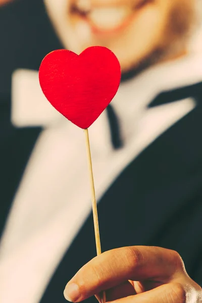 Homem com coração vara amor símbolo na mão — Fotografia de Stock