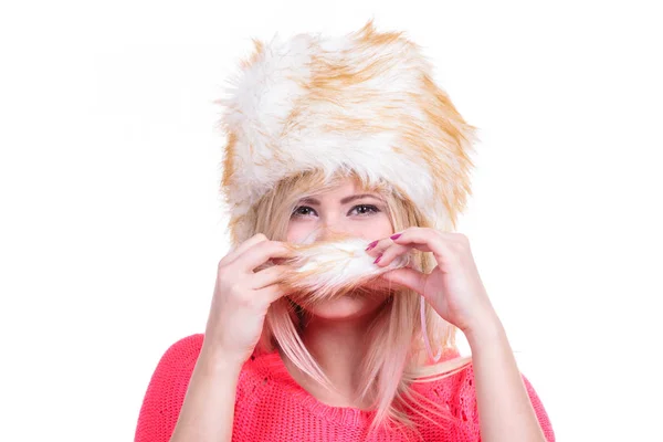 Attraktiv kvinna som bär lurviga vintermössa — Stockfoto
