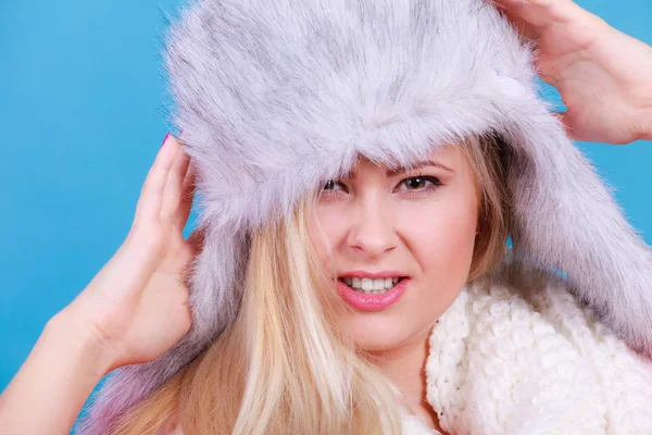 Mulher loira no inverno chapéu peludo — Fotografia de Stock