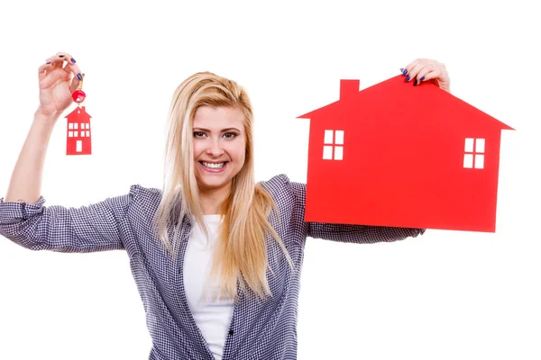 Mulher segurando casa de papel vermelho e chave — Fotografia de Stock