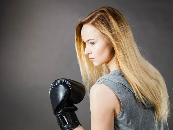 Boxeador chica ejercicio con guantes de boxeo . — Foto de Stock