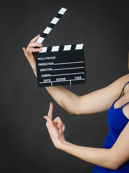 Mulher segurando ardósia filme profissional — Fotografia de Stock