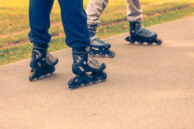 Aktif insanlar arkadaş paten açık.