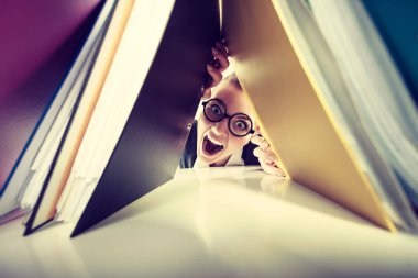 Bağlayıcı yığınları ile mutlu deli muhasebeci.