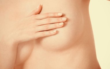 Kadın göğüslerini elle kapsayan