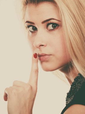 Sessizlik jest yapma çekici sarışın kadın