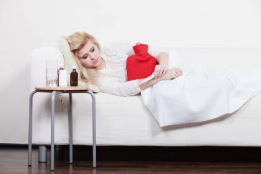 Cofa üzerinde yatan kadın duygu mide krampları