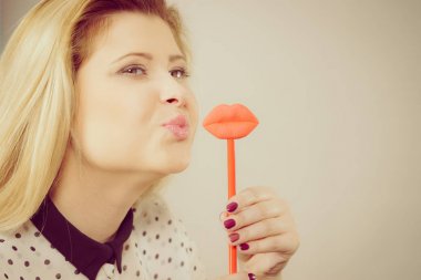 Sahte dudaklar sopa üzerinde tutan mutlu kadın