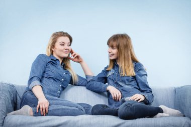 Kot giyen iki mutlu kadın arkadaş söz kıyafeti