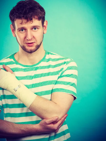 Uomo con la mano bendata dolorosa . — Foto Stock