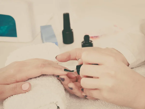 Mujer en salón de belleza haciendo manicura . —  Fotos de Stock