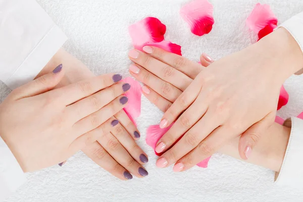 Vrouw presentatie van haar prachtige beschilderde gel hybride nagels — Stockfoto