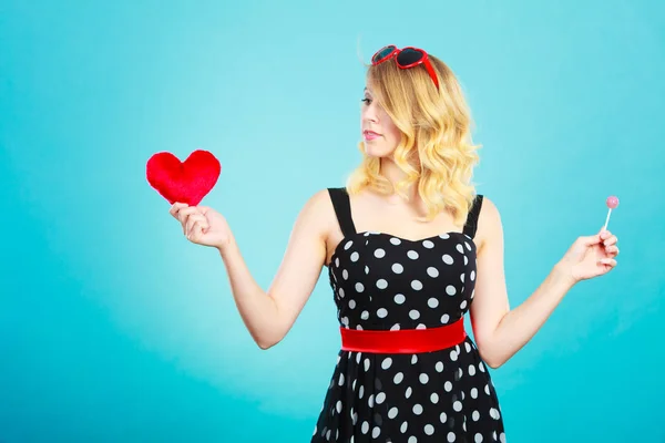 Vrouw houdt rood hart liefde symbool en lolly snoep — Stockfoto