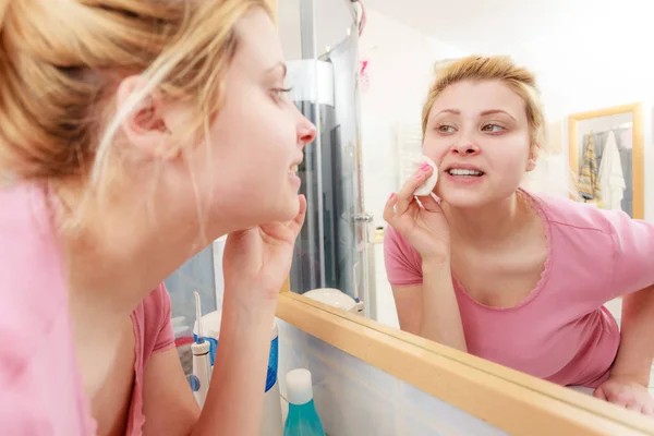 Nő vattát segítségével távolítsa el a make up — Stock Fotó