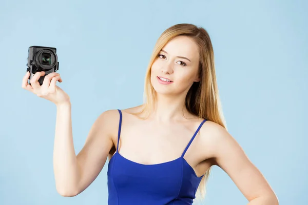 Blonde Frau mit Kamera auf blau — Stockfoto