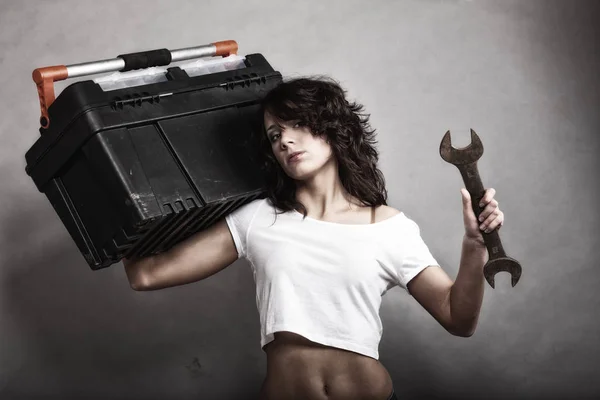 Σέξι κορίτσι κρατώντας εργαλειοθήκη και γαλλικό κλειδί γάντζων — Φωτογραφία Αρχείου