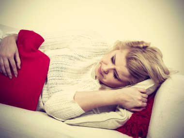 Cofa üzerinde yatan kadın duygu mide krampları