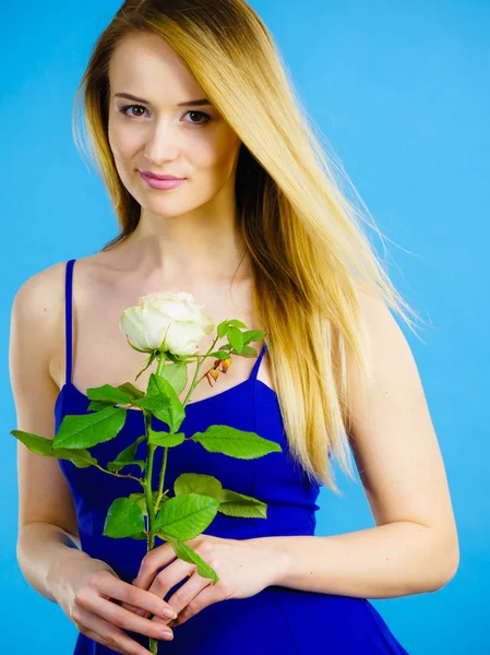 Mujer encantadora sosteniendo rosa blanca — Foto de Stock