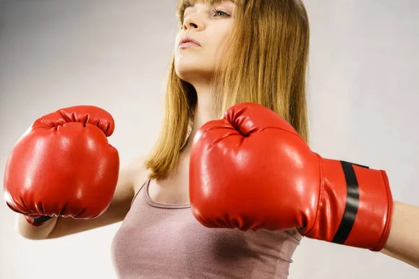 Frau trägt Boxhandschuhe — Stockfoto