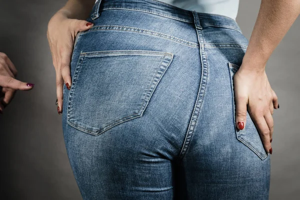 Женщина в джинсах в ягодицах — стоковое фото