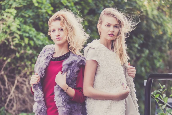 Due donne alla moda all'aperto — Foto Stock