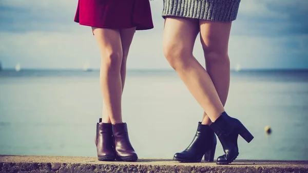 Két női cipő szabadtéri bemutató — Stock Fotó