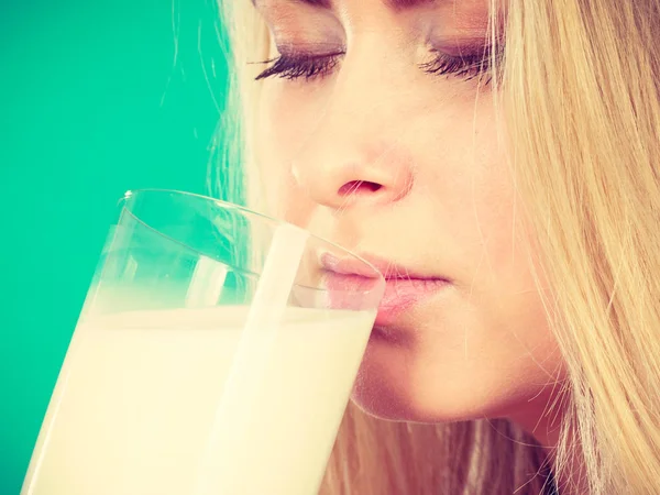 Mujer bebiendo leche de vidrio —  Fotos de Stock