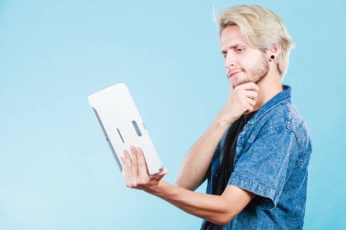 Tablet düşünme kullanarak trendy genç adam