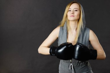 Boksör kız egzersiz ile boks eldivenleri.