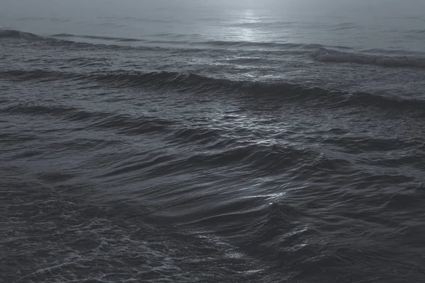 Viftande havet under solnedgången — Stockfoto