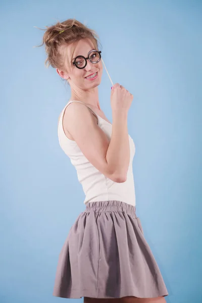Elegante donna che finge di indossare occhiali da vista — Foto Stock