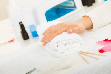 Havlu, manikür kümesinin yanındaki kadın el