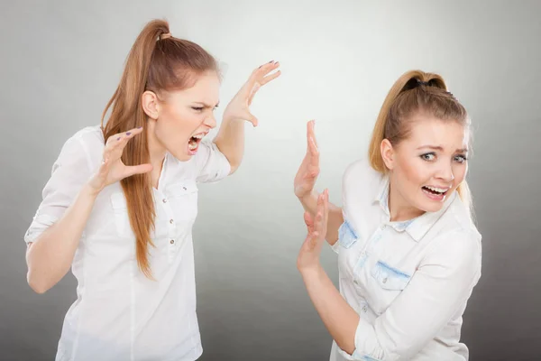 Boos fury meisje schreeuwen bij haar vriend of jongere zus — Stockfoto