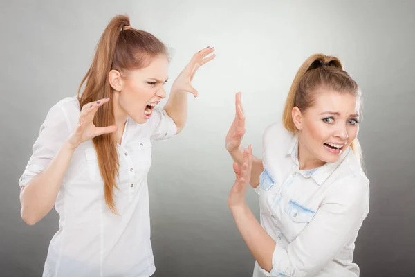 Irritada menina fúria gritando com seu amigo ou irmã mais nova — Fotografia de Stock