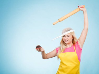 Cupcake, oklava kevgir kafasına takmış tutan kadın