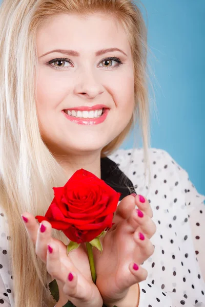 Kvinna med röd ros blomma på blå — Stockfoto