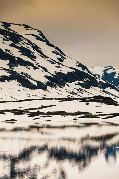 Norwegen malerische Berge mit zugefrorenem See. — Stockfoto