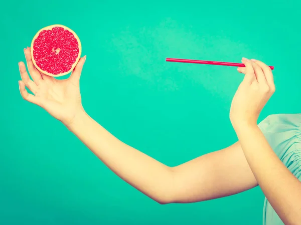 Vrouw drinken van SAP uit groenten, rode grapefruit — Stockfoto