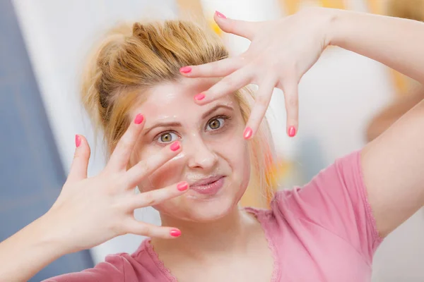 Mujer joven teniendo máscara de gel en la cara — Foto de Stock