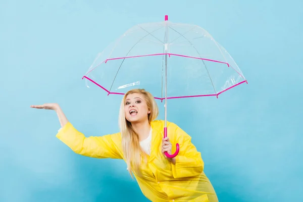 Nő visel esőkabát, esernyő, időjárás ellenőrzési gazdaság — Stock Fotó