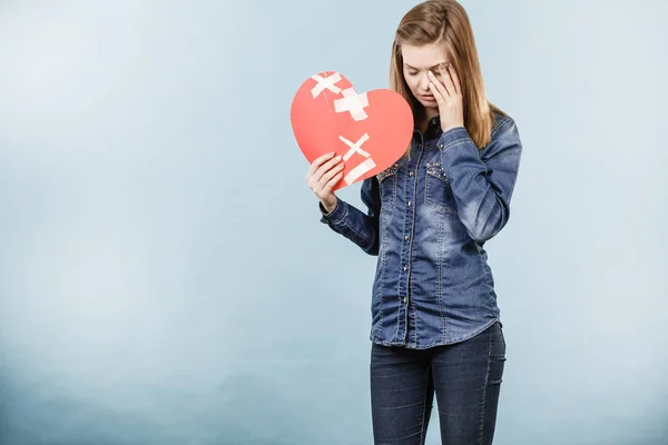 Ung kvinna med brustet hjärta — Stockfoto