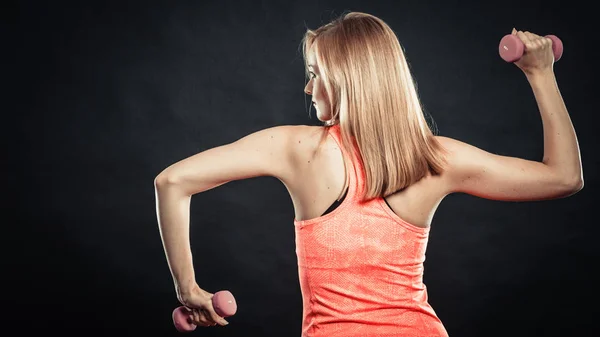 Fitness menina desportiva levantando pesos visão traseira — Fotografia de Stock