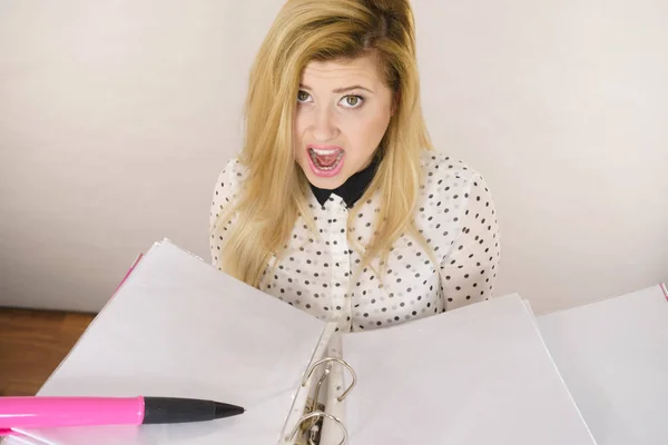 Shocked business woman looking at documents — Stock Photo, Image