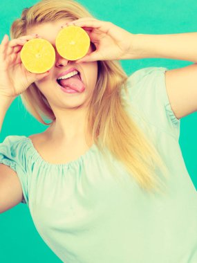 Limonlu narenciye gözleriyle kapsayan kız