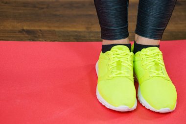 Spor giyim eğitmenler ayakkabı giyen kadın