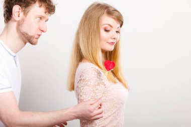 Kadın ona özür dilemeyi adama kızgın.