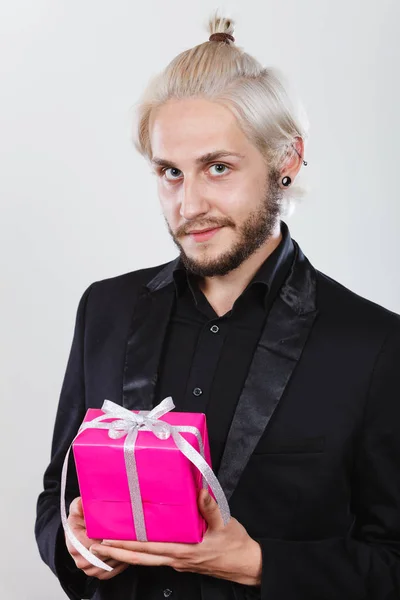 Man holding present pink gift box in hand — Stock Photo, Image